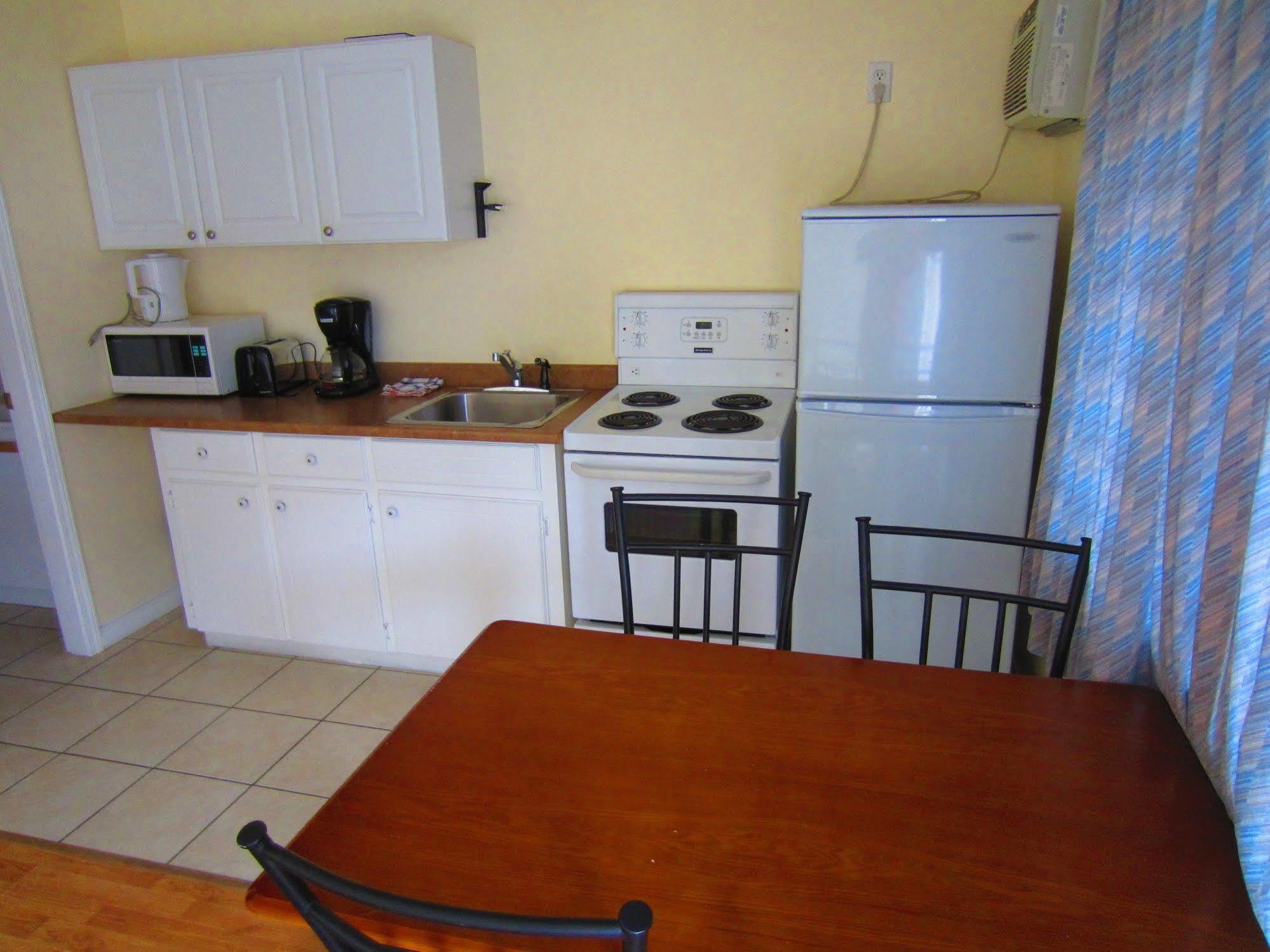 Black Sea Motel Пентиктон Экстерьер фото